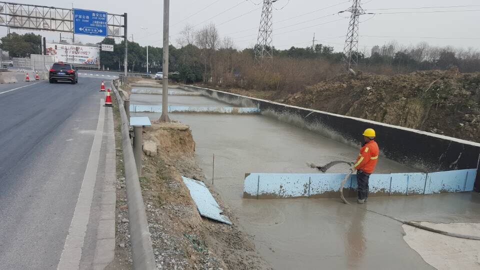 高速公路收费站泡沫混凝土路基加宽